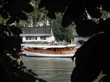 House boat on the Seine, seen from the Isle aux Cygnes.