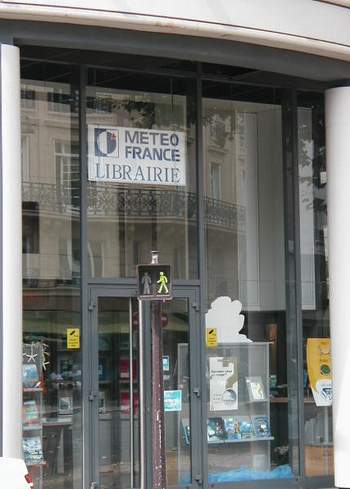 On the Avenue Rapp side, Météo France has a bookstore/boutique.